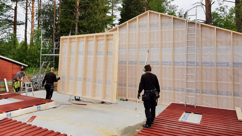 Uppsättning av väggar vid husbygge.