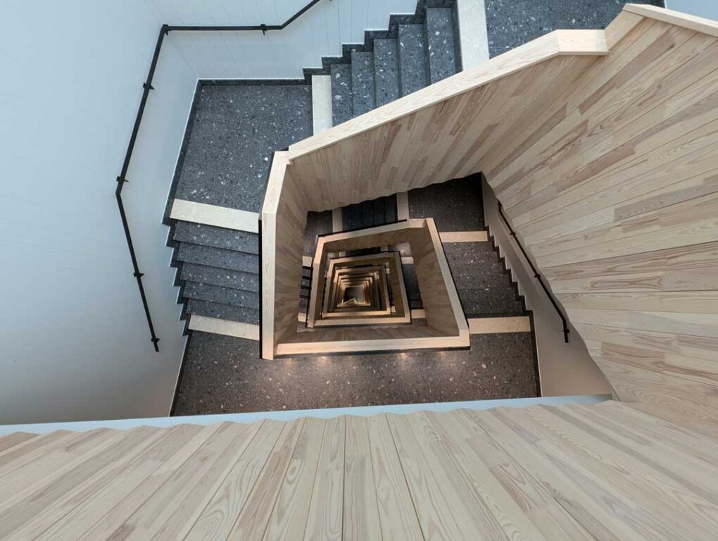 Inklädnad av trapp.